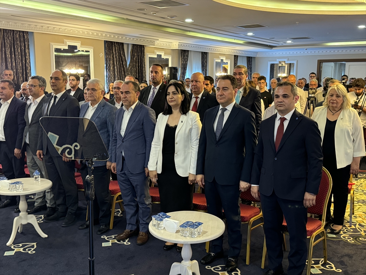 DEVA Partisi Genel Başkanı Babacan, Kocaeli'de partililerle buluştu: