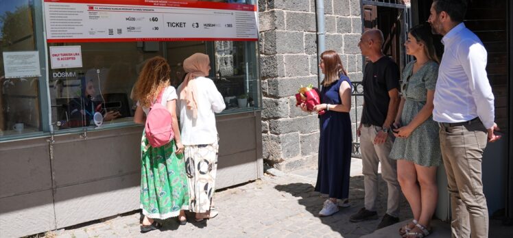 Diyarbakır Müzesinin 90. kuruluş yıl dönümünde 90 bininci ziyaretçi çiçeklerle karşılandı