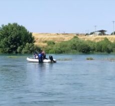 Diyarbakır'da Dicle kıyısında mahsur kalan aile kurtarıldı