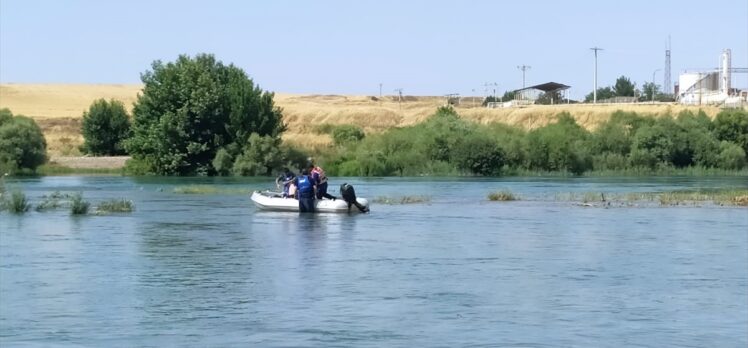 Diyarbakır'da Dicle kıyısında mahsur kalan aile kurtarıldı