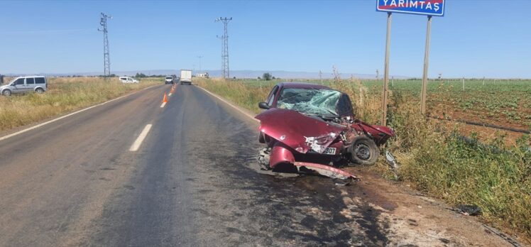 Diyarbakır'da minibüs ile otomobilin çarpıştığı kazada 22 kişi yaralandı