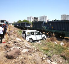 Diyarbakır'da yük treninin hafif ticari araca çarpması sonucu 2 kişi yaralandı