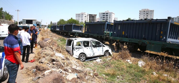 Diyarbakır'da yük treninin hafif ticari araca çarpması sonucu 2 kişi yaralandı