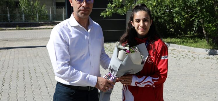 Dünya Muaythai Şampiyonası ikincisi Sibel Oruç, Ağrı'da halaylarla karşılandı