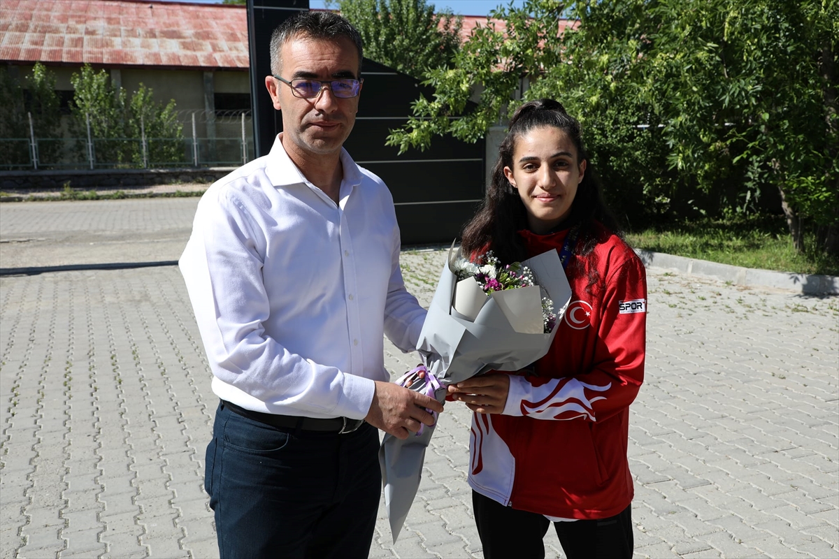 Dünya Muaythai Şampiyonası ikincisi Sibel Oruç, Ağrı'da halaylarla karşılandı