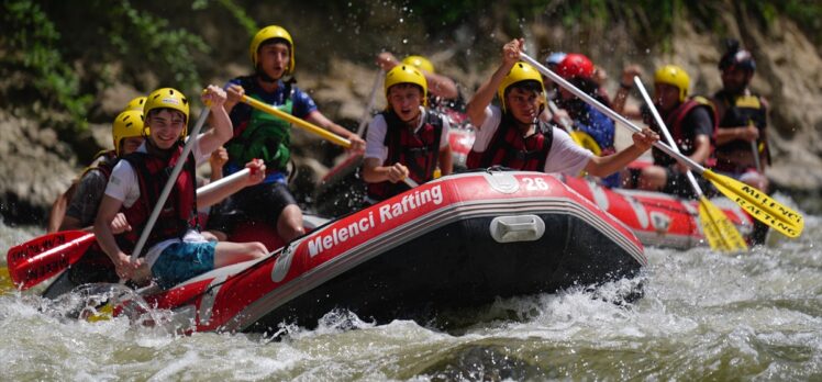 Düzce'de sıcak hava nedeniyle rafting parkurlarına talep arttı