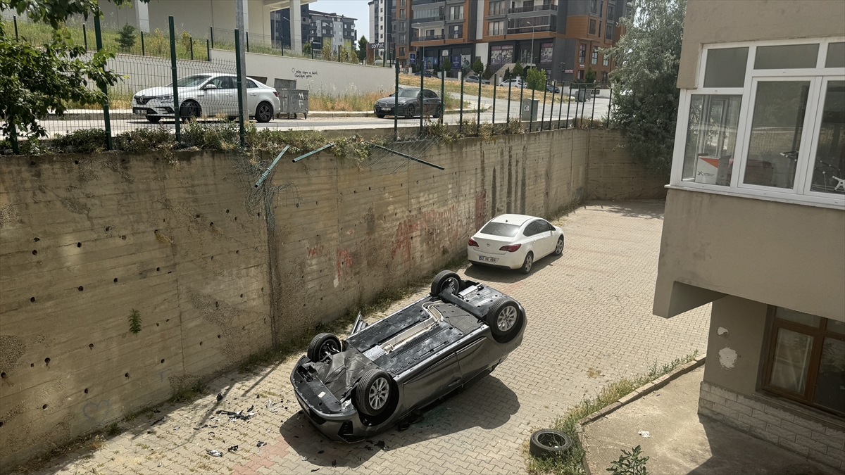 Edirne'de apartmanın bahçesine düşen otomobildeki anne ile oğlu yaralandı