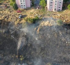 Edirne'de toplu konutlar yakınındaki tarlada çıkan anız yangını söndürüldü