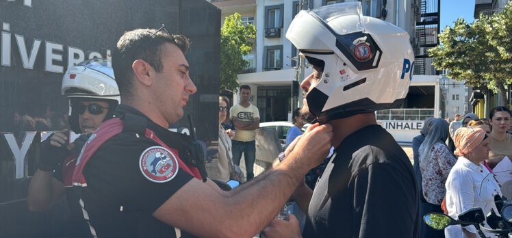 Edirne'de yanlış salona gelen ve kimliğini unutan  öğrencileri YKS'ye Yunus Timi polisleri yetiştirdi