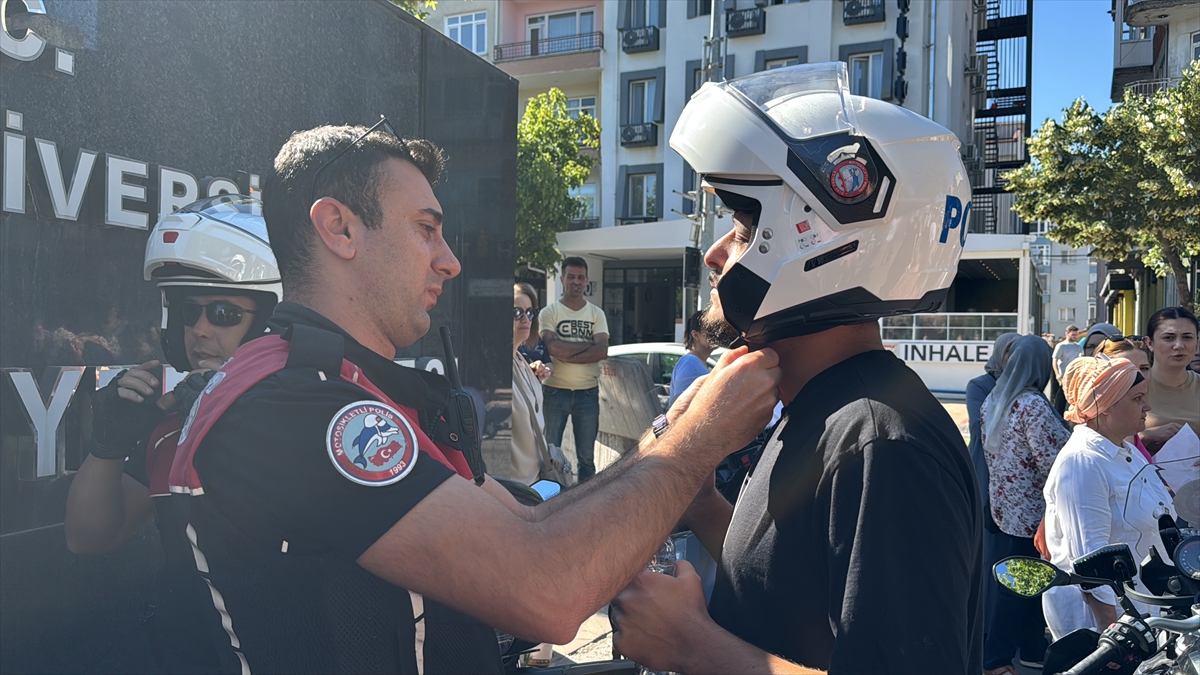 Edirne'de yanlış salona gelen ve kimliğini unutan  öğrencileri YKS'ye Yunus Timi polisleri yetiştirdi