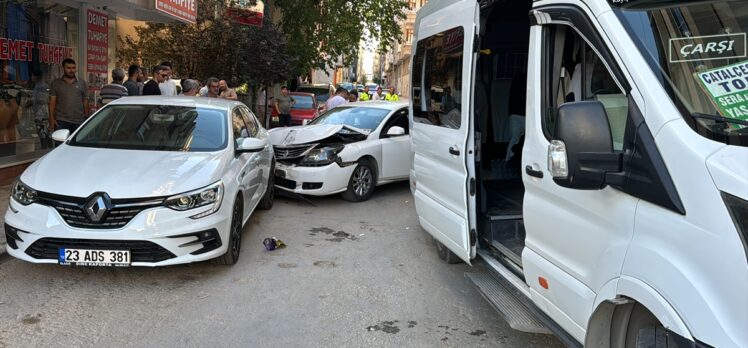 Elazığ'da minibüs ve otomobilin çarpıştığı kazada 7 kişi yaralandı