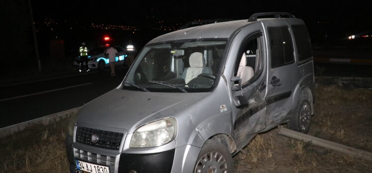 Erzincan’da hafif ticari araç ile otomobilin çarpıştığı kazada 5 kişi yaralandı