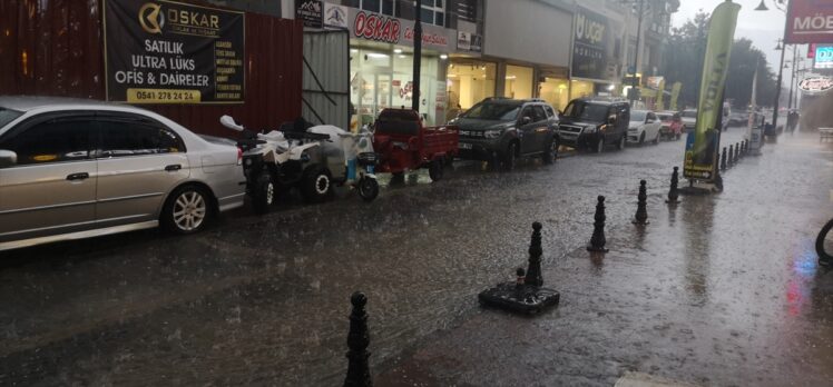 Erzincan'da sağanak ve dolu hayatı olumsuz etkiledi