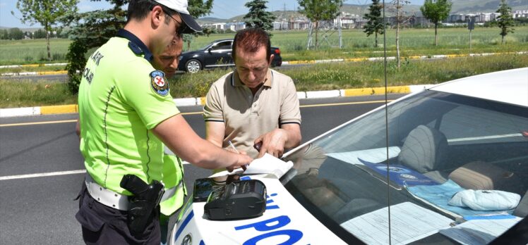 Erzurum polisi “Yolun sonu bayram olsun” diye sıkı trafik denetimi yapıyor