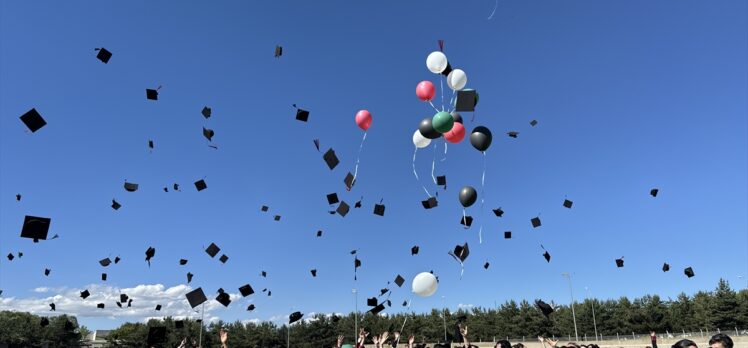 Erzurum'da üniversite mezuniyet töreninde, Filistin bayrağının renklerinde balonlar gökyüzüne bırakıldı