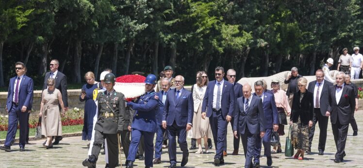 Estonya Cumhurbaşkanı Karis Anıtkabir'i ziyaret etti