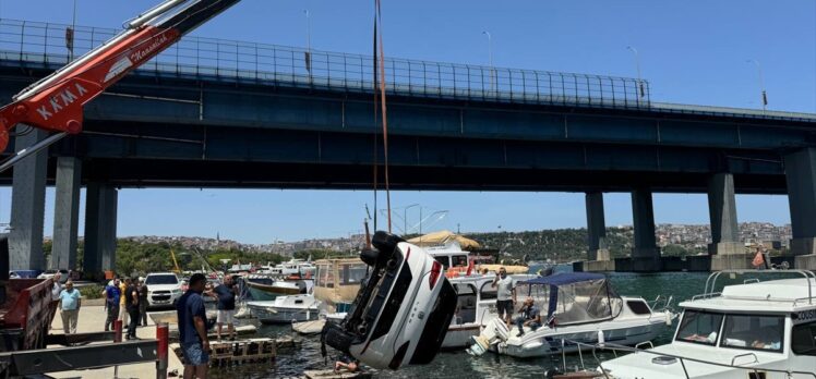 GÜNCELLEME – Fatih'te park edilmek istenen otomobil denize düştü