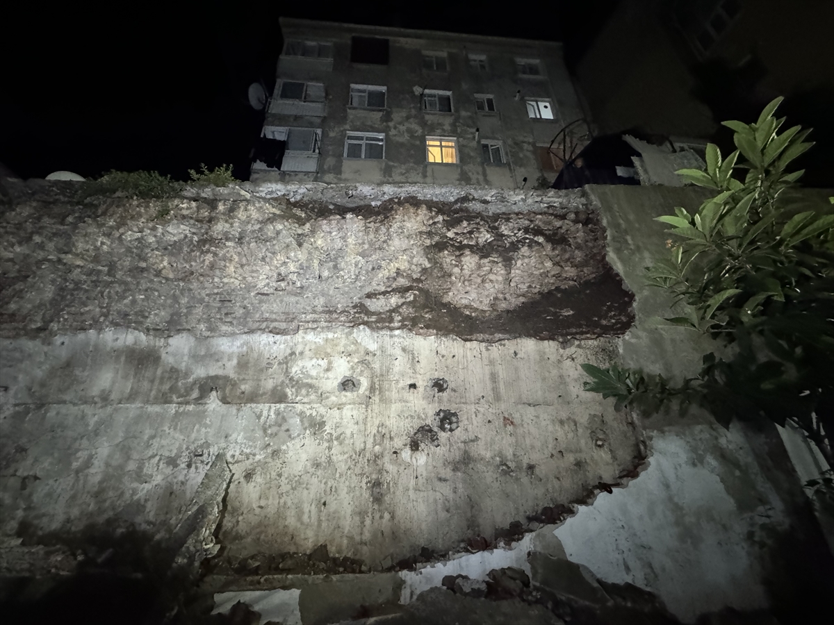 Fatih'te tarihi binaya bitişik istinat duvarı çöktü