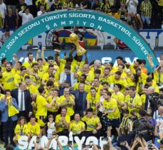 Basketbol Süper Ligi'nde şampiyon Fenerbahçe Beko, kupasını aldı