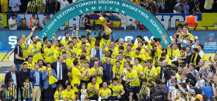 Basketbol Süper Ligi'nde şampiyon Fenerbahçe Beko, kupasını aldı