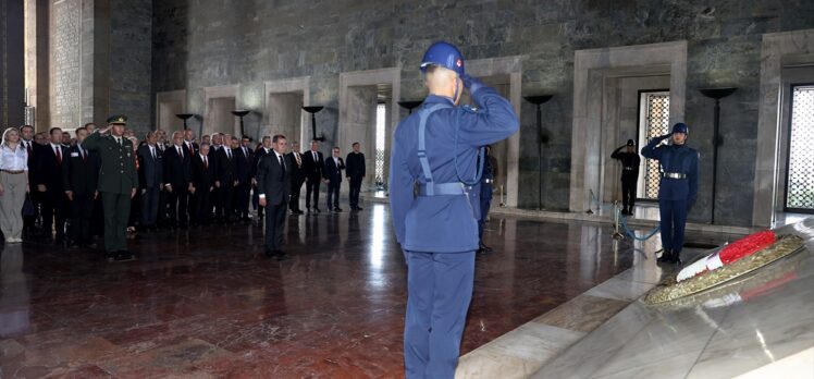 Galatasaray Başkanı Özbek ve yeni yönetim kurulu üyeleri, Anıtkabir'i ziyaret etti