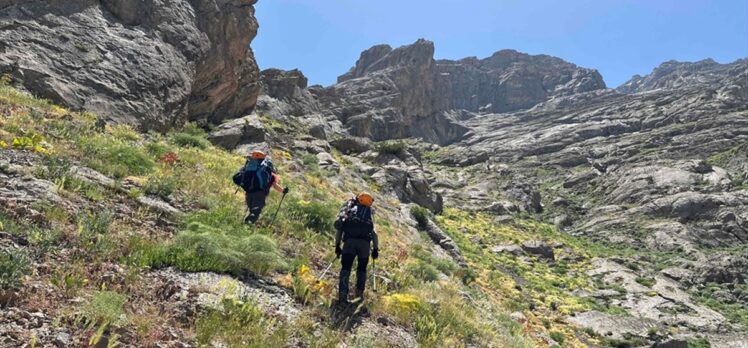 Hakkari'de dağcılar Sümbül Dağı zirve tırmanışına başladı