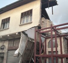 Hatay’da ağır hasarlı bina kısmen çöktü