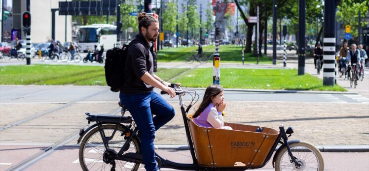 Hollandalılar erken yaştan itibaren her alanda bisiklet kullanıyor