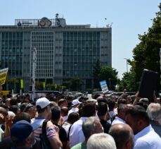 İETT'ye bağlı özel halk otobüsü sahiplerinden İBB binası önünde protesto