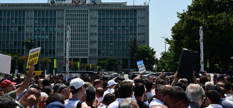 İETT'ye bağlı özel halk otobüsü sahiplerinden İBB binası önünde protesto