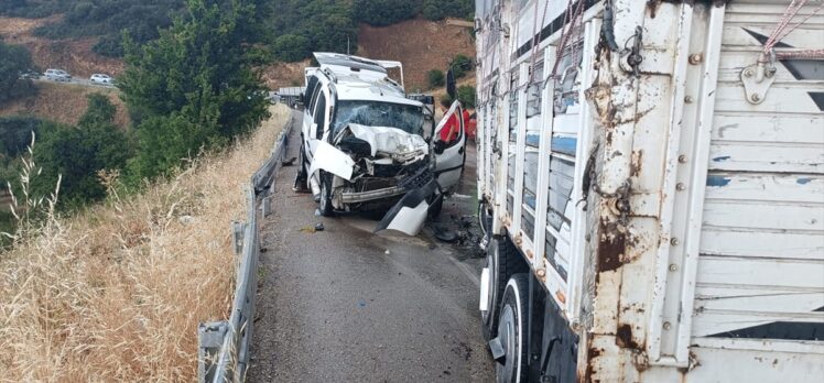 Isparta'da kamyonla hafif ticari aracın çarpışması sonucu 5 kişi yaralandı