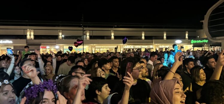 Isparta'da şarkıcı Altay, “2024 Uluslararası Gül Festivali” kapsamında konser verdi