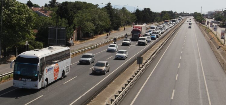 İstanbul-Tekirdağ kara yolunda bayram tatili dönüş yoğunluğu sürüyor