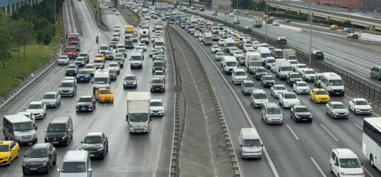 İstanbul'da bayram öncesi trafikteki yoğunluk sürüyor