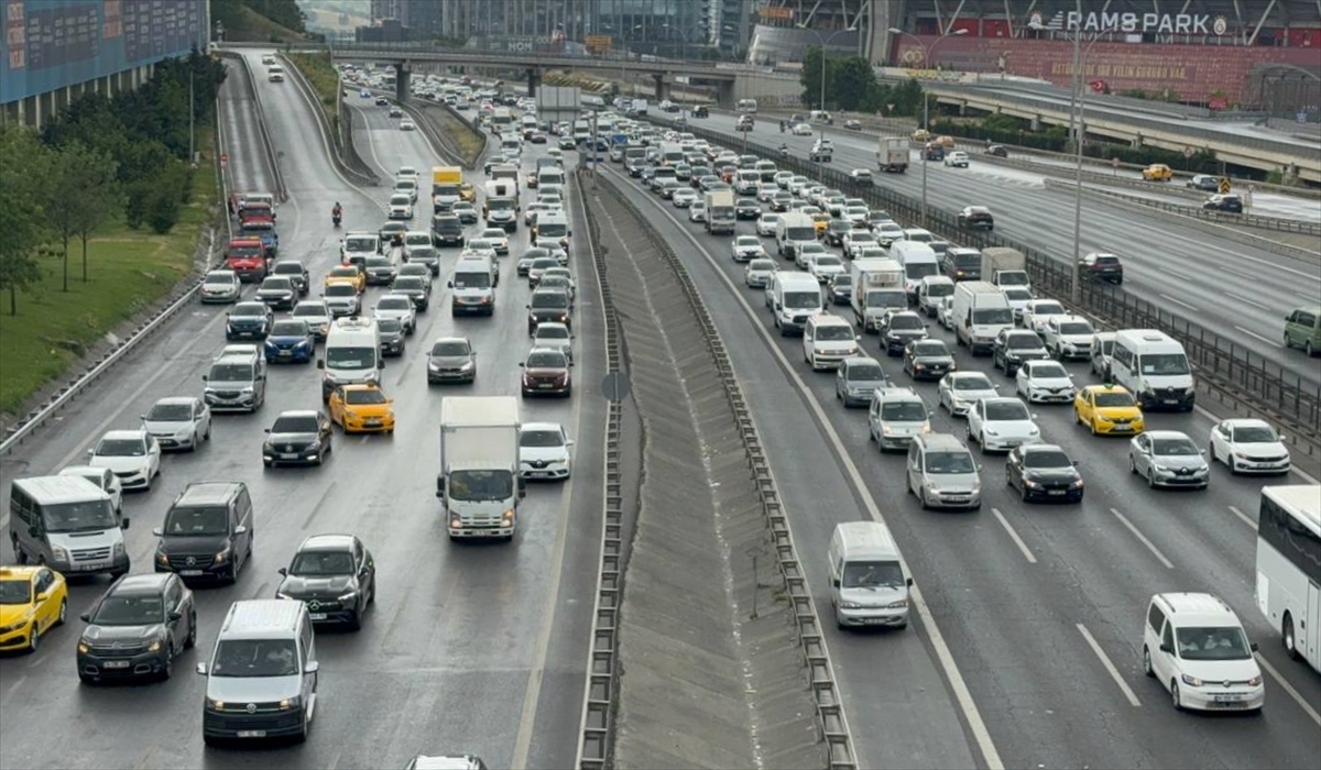 İstanbul'da bayram öncesi trafikteki yoğunluk sürüyor