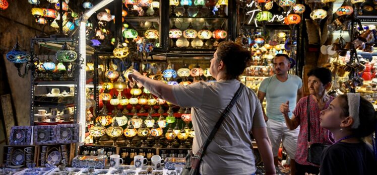 Eminönü'nde bayram alışverişi hareketliliği yaşanıyor