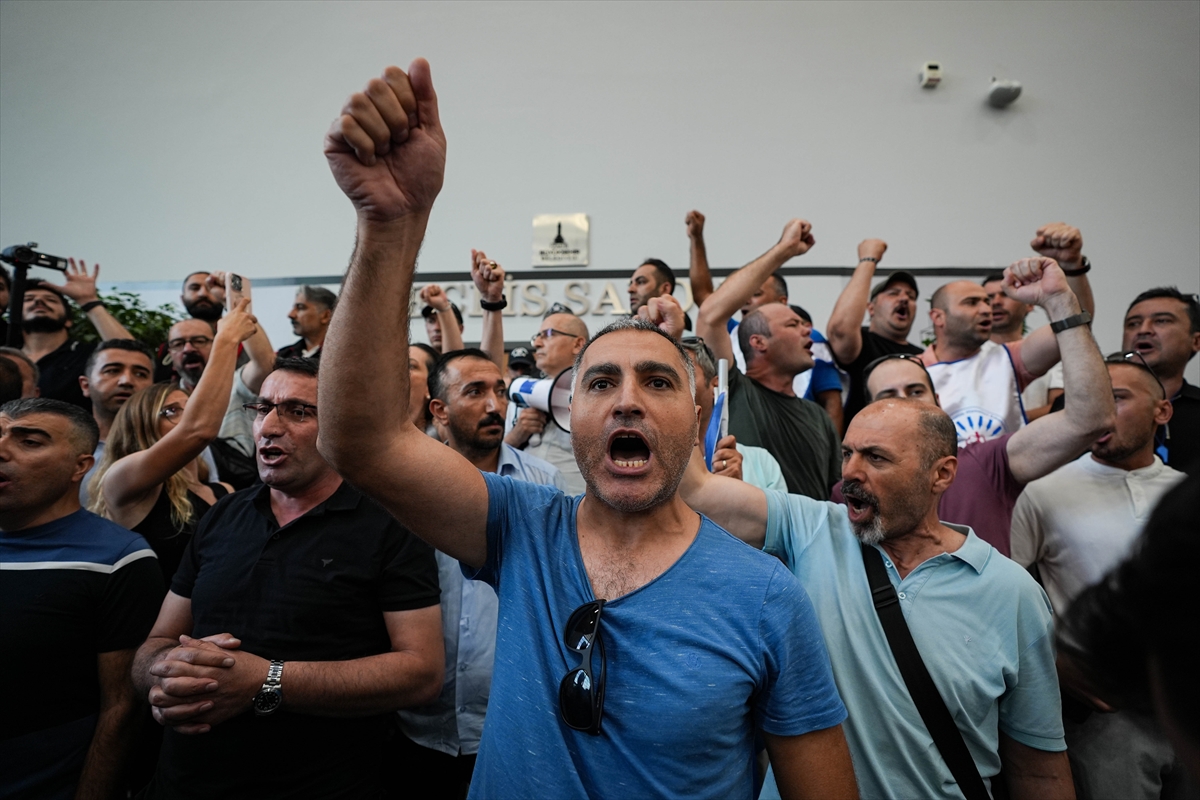 İzmir Büyükşehir Belediyesi memurları, TİS’te uzlaşı sağlanamaması üzerine eylem yaptı