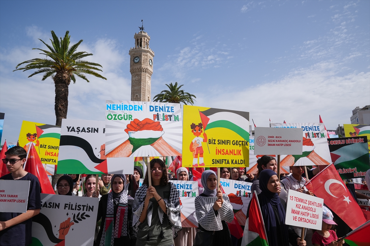 İzmir'de bir grup lise öğrencisi, Filistinli kardeşlerine destek için toplandı