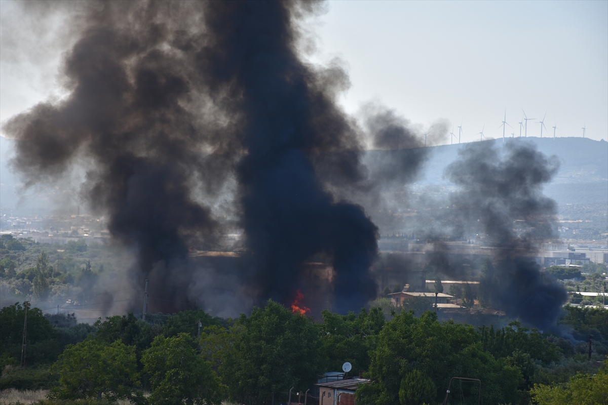 GÜNCELLEME – İzmir'de palet atölyesinde çıkan yangın kontrol altına alındı