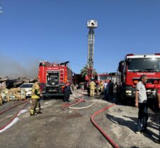 İzmir'de sandalye fabrikasında çıkan yangın kontrol altına alındı