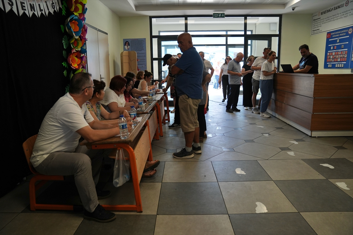İzmir'deki çifte vatandaşlar Bulgaristan'daki seçimler için oy kullanmaya başladı