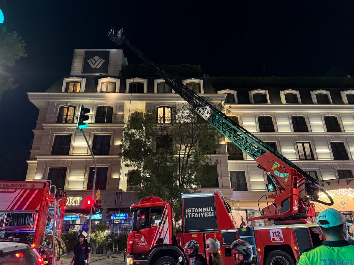 GÜNCELLEME – Kadıköy'de otelde çıkan yangın söndürüldü