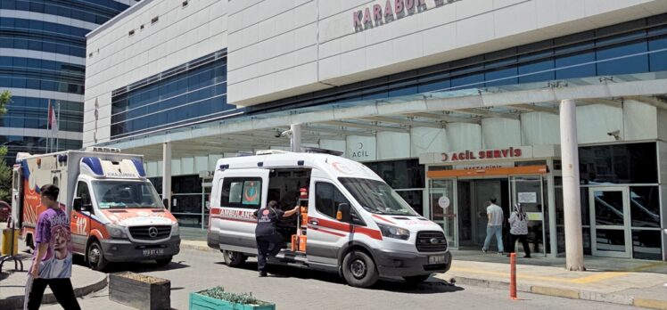 Karabük'te kamyonun yol kenarındaki hafif ticari araca çarpması sonucu 6 kişi yaralandı