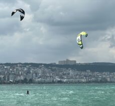 Karadeniz sahilinde rüzgarı heyecanla birleştiriyorlar