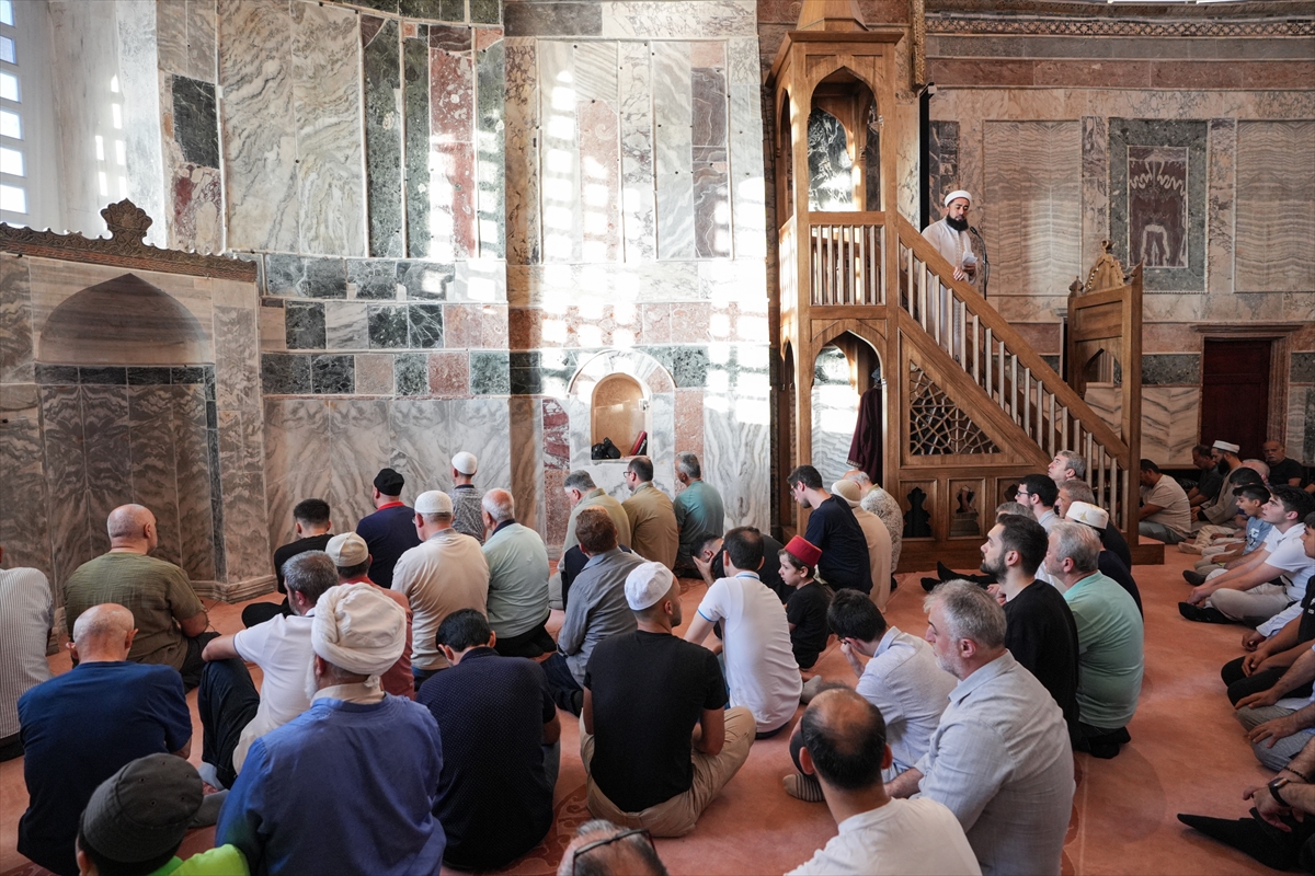 Yeniden ibadete açılan Kariye Camisi'nde 79 yıl sonra ilk bayram namazı kılındı