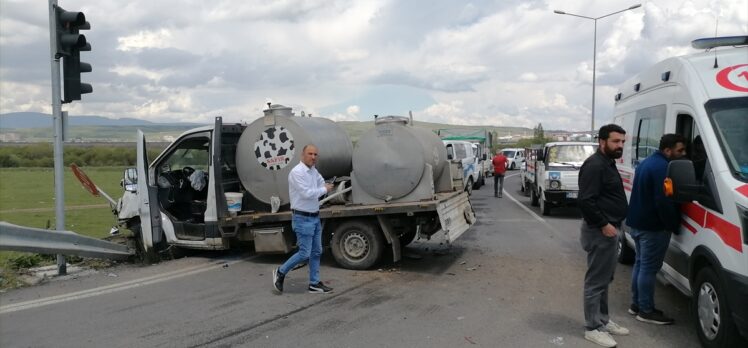 Kars'ta otomobil ile kamyonetin çarpıştığı kazada 5 kişi yaralandı