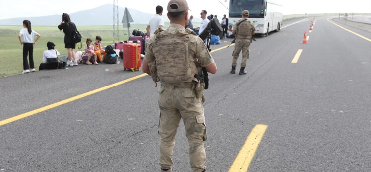 Kars'ta yolcu otobüsünde çıkan yangın söndürüldü