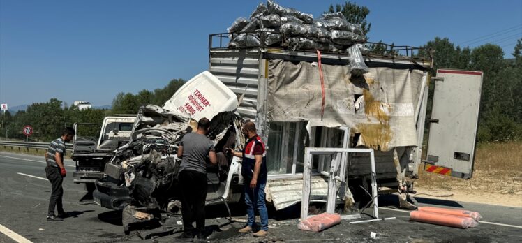 Kastamonu'da devrilen kamyonun şoförü öldü, yanındaki kişi yaralandı