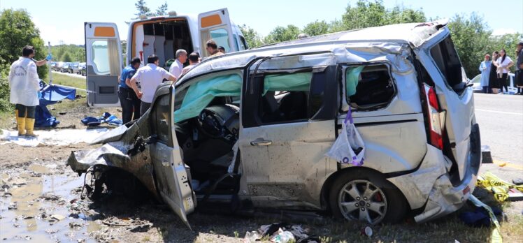 Kastamonu'da hafif ticari araç devrildi, 1 kişi öldü, 4 kişi yaralandı