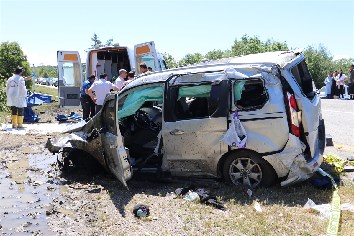 Kastamonu'da hafif ticari araç devrildi, 1 kişi öldü, 4 kişi yaralandı